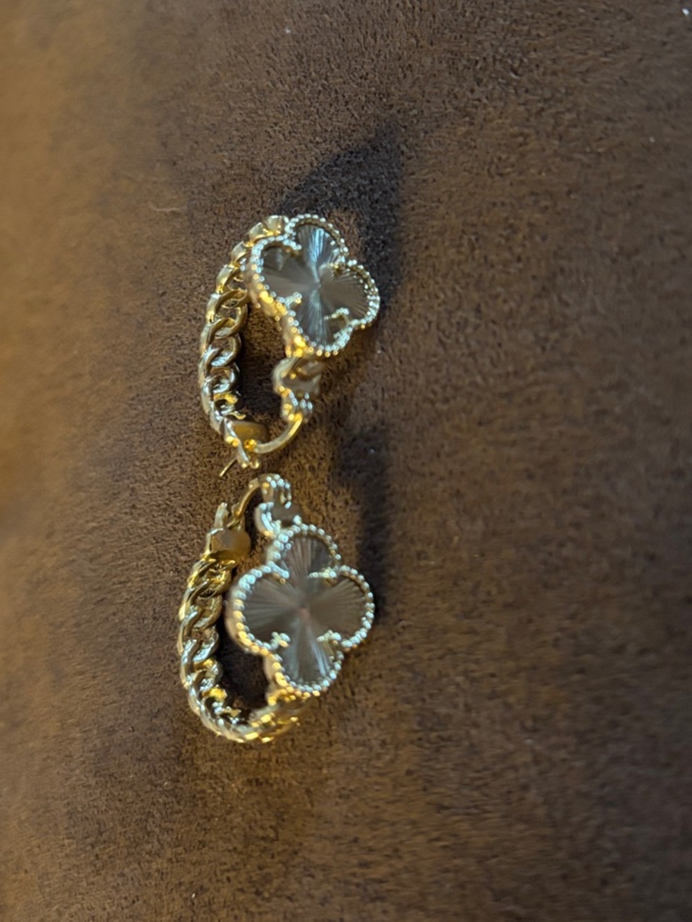 Pretty Bird Jewelry clover hoop earrings-